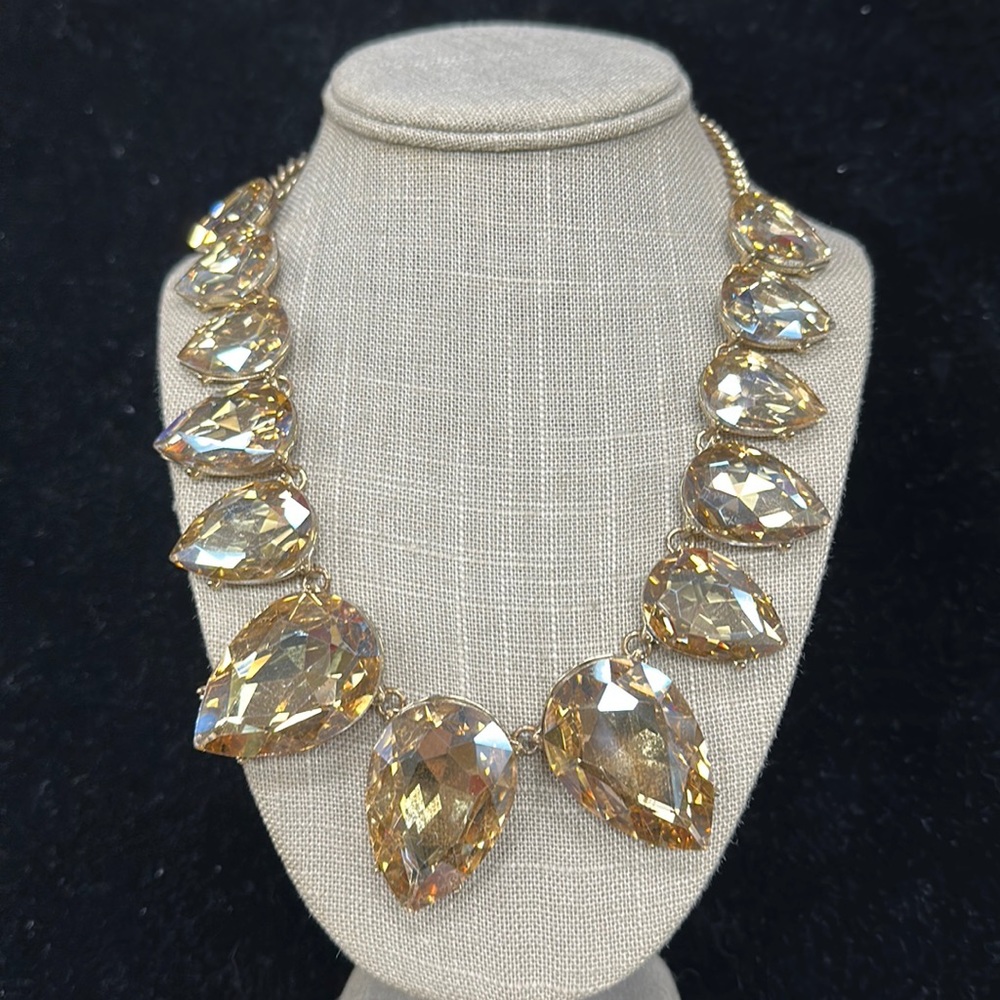 Beautiful vintage gold-tone necklace with champagne colored rhinestones.